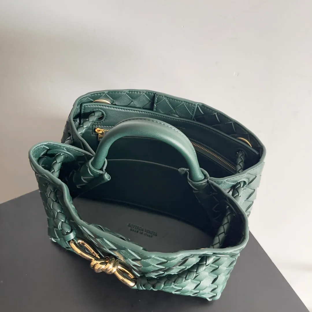 The 2023 new Andiamo batch of 1860 BV has been shipped‼ ️Really popular🔥The new Andiamo woven handbag launched by Bottega Veneta this season is really popular all over the world! ! Celebrities at home and abroad have worn it, and Oscar-winning actress Michelle Yeoh has taken it out on the street. Song Jia, Trai Yara, Yu Feihong, Sanji Ayaka, Rosie Hunting-Whiteley, Yoshioka Riho, etc. have all picked up this bag. It is classic and versatile, showing off its temperament, and the bag capacity is also large, which is very convenient for daily commuting! ! A variety of carrying methods, the shoulder straps can be adjusted by yourself, the original lambskin feels soft and delicate, and the neutral style is made to break gender boundaries and bring a more practical and longer-lasting use experience. Andiamo, which has both elegant and casual styles, perfectly interprets the true appearance of "fashionable old money style". Style number: 743568 Size: 25*22*10.5cm